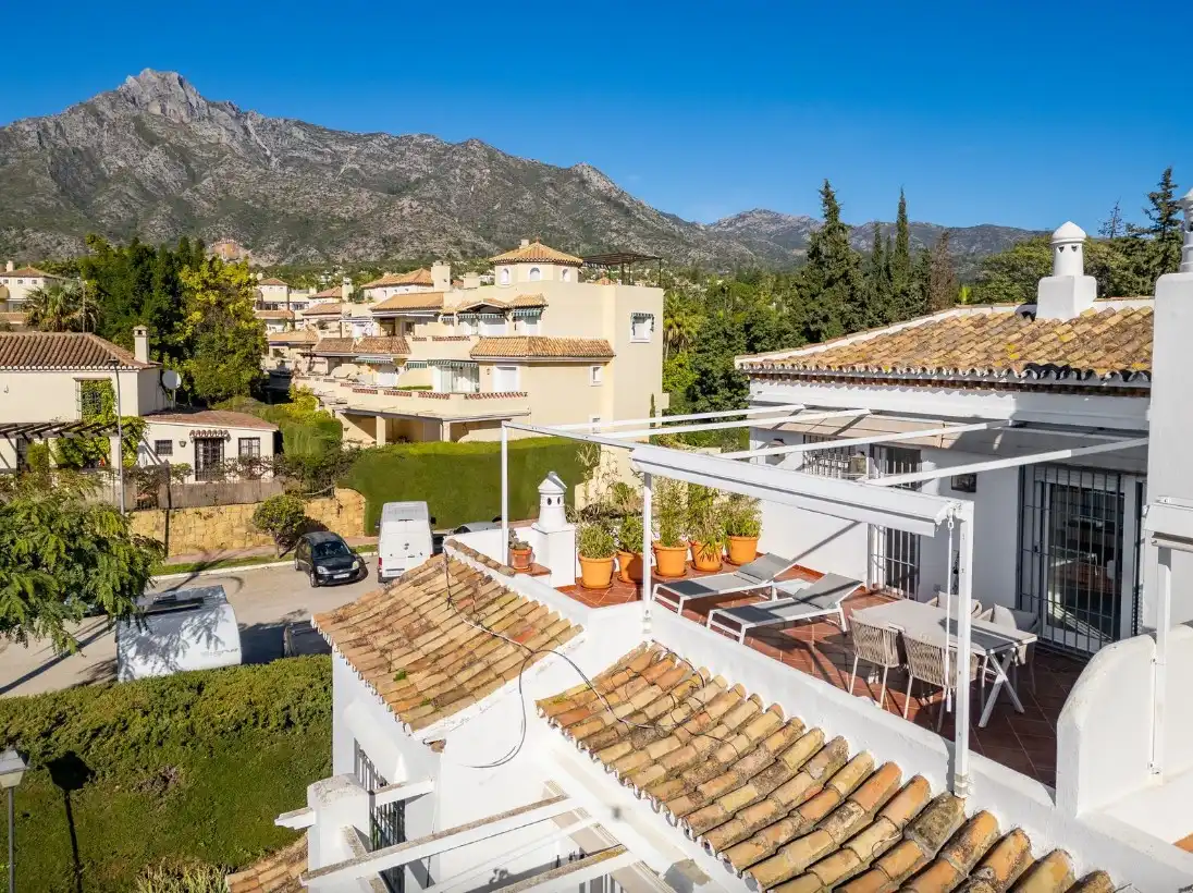 Vista exterior de Dúplex en venda en Marbella amb Aire condicionat, Calefacció i Jardí privat