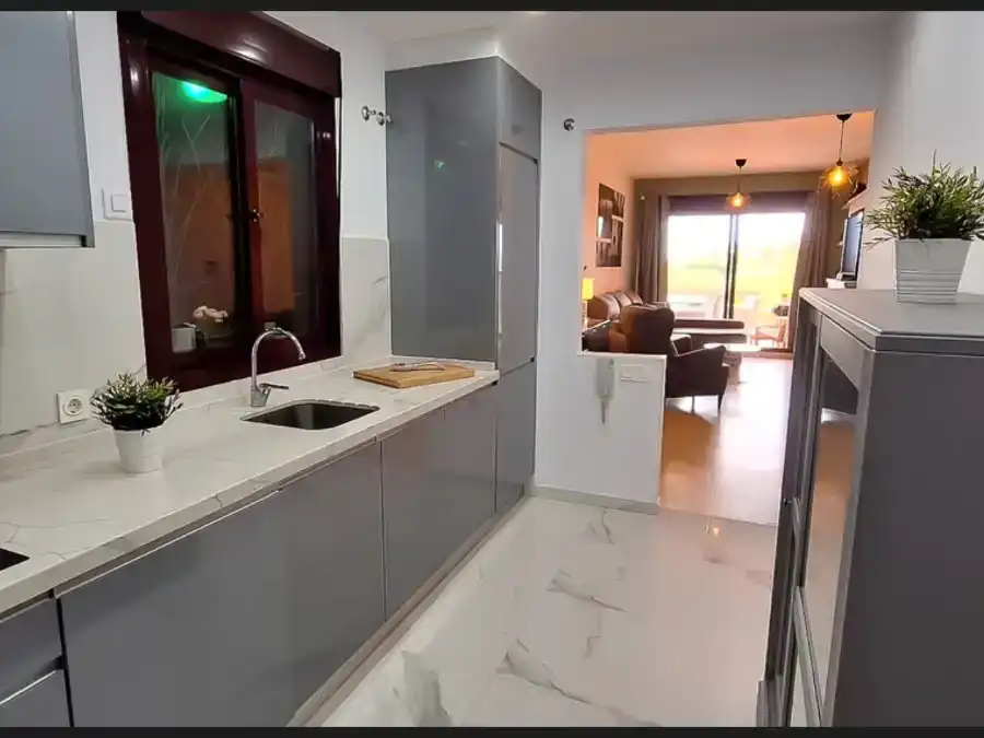Cuina de Pis de lloguer en Manilva amb Aire condicionat, Jardí privat i Traster