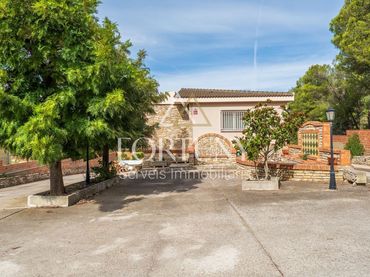 Casa con piscina in vendita a Principal 19