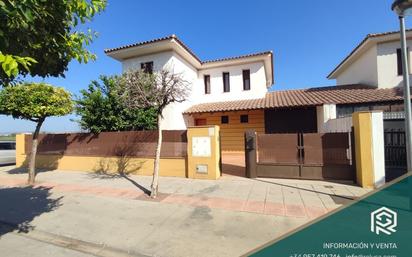 Vista exterior de Casa o xalet en venda en El Carpio amb Aire condicionat, Terrassa i Piscina