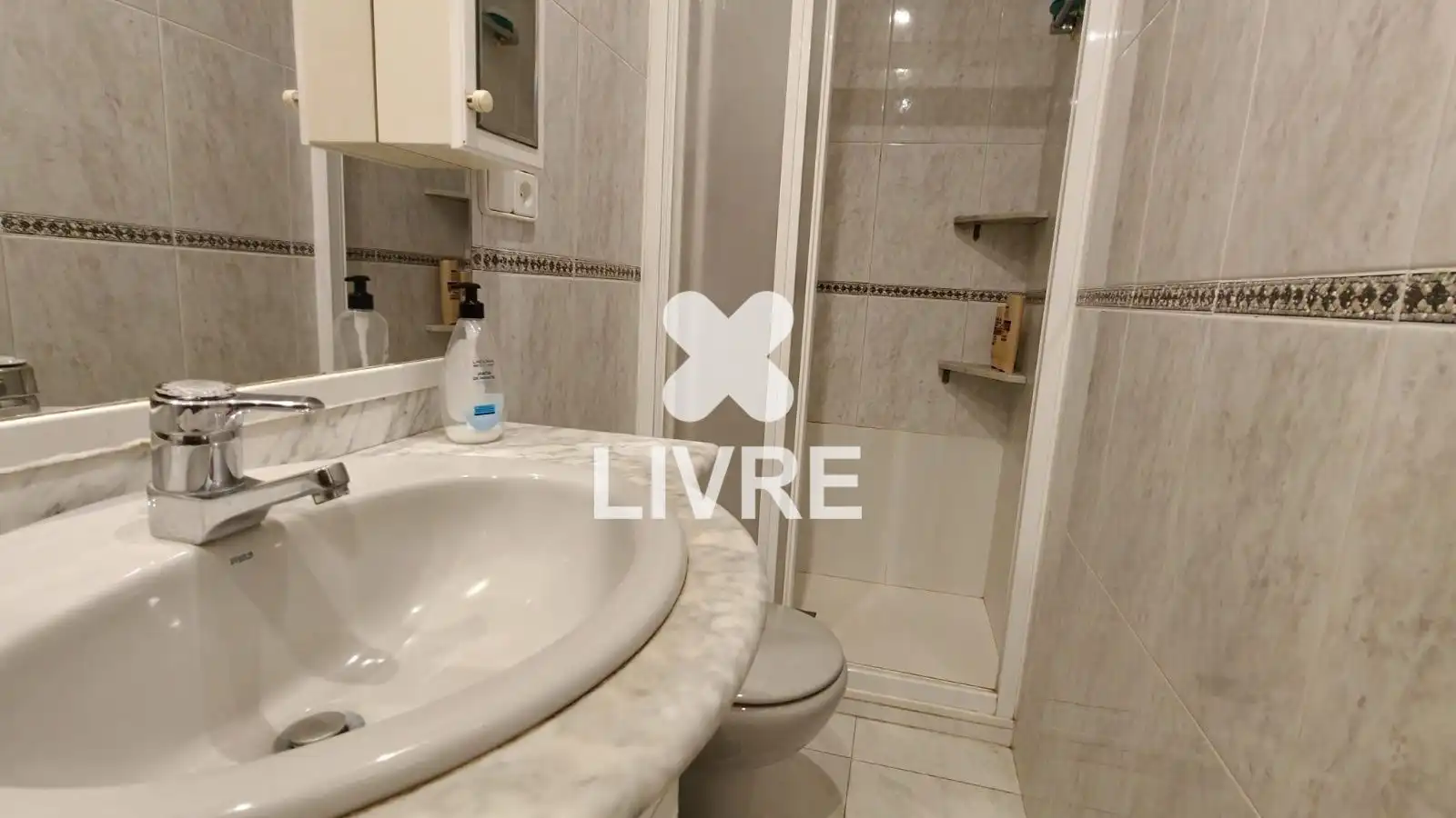 Baño de Piso en venta en Barcelona con Calefacción y Balcón