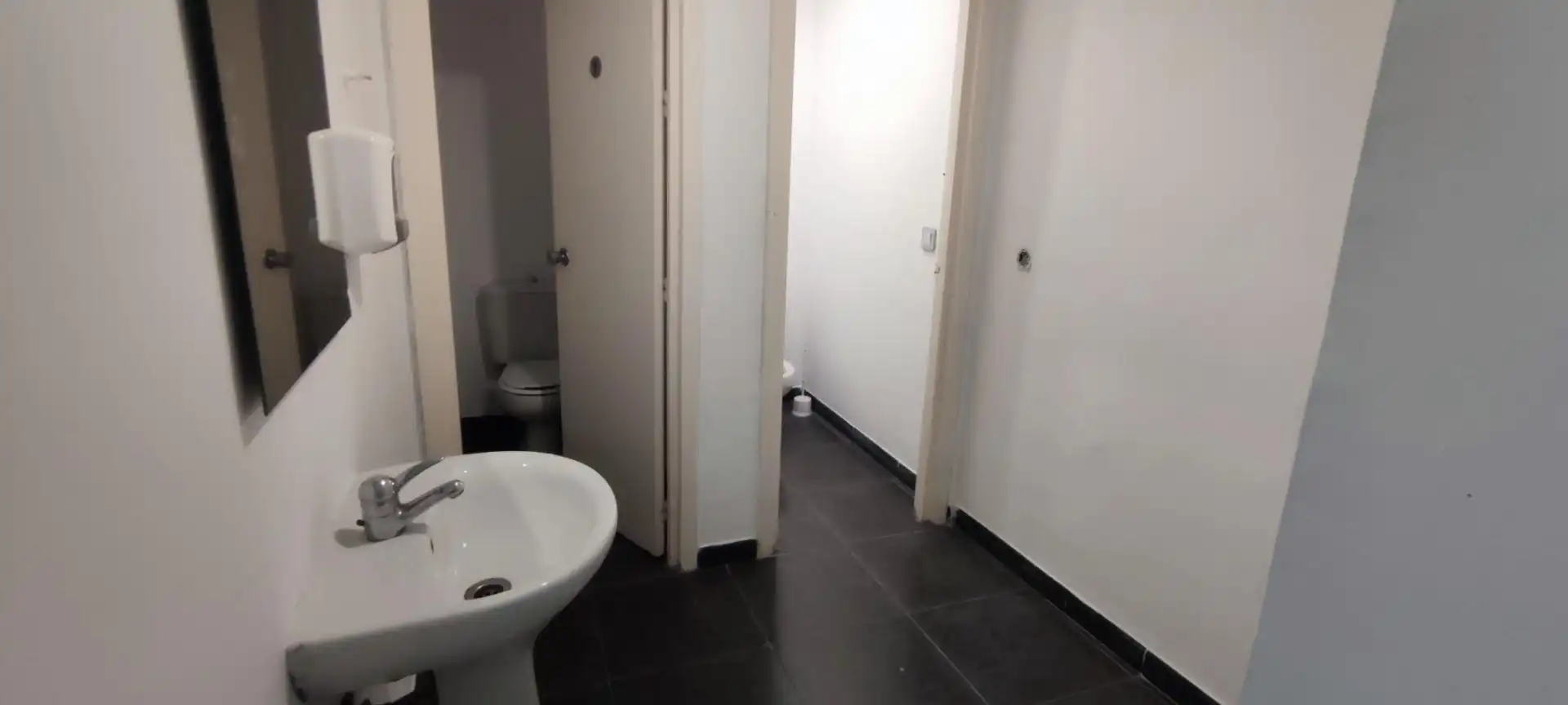 Bathroom of Office for rent in Sevilla  with Air Conditioner