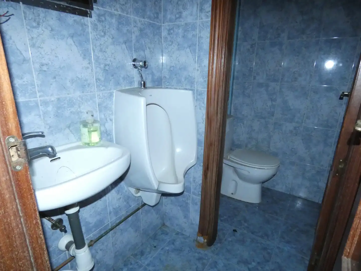 Baño de Local en venta en Madrid con Amueblado