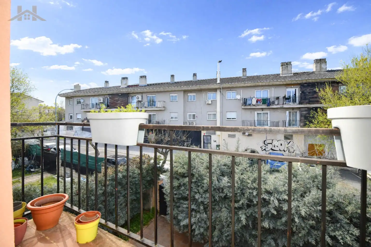 Vista exterior de Casa adosada en venda en Villanueva de la Cañada amb Jardí privat