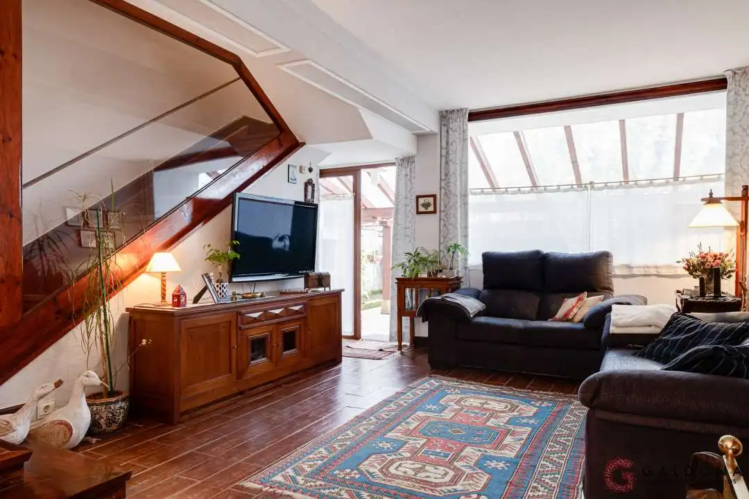 Sala d'estar de Casa adosada en venda en Donostia - San Sebastián  amb Aire condicionat, Calefacció i Jardí privat