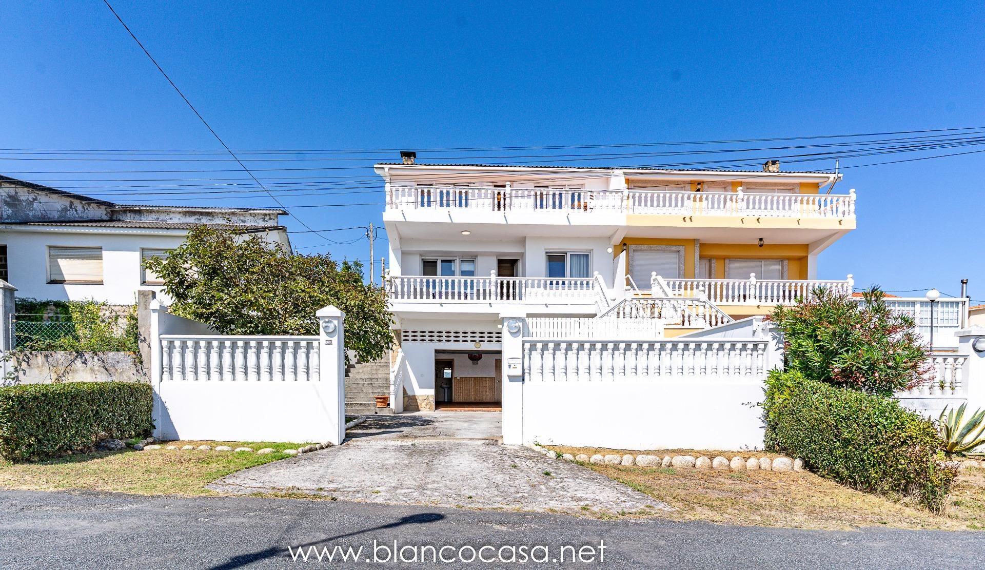 Vista exterior de Casa o xalet en venda en Malpica de Bergantiños amb Calefacció, Jardí privat i Terrassa