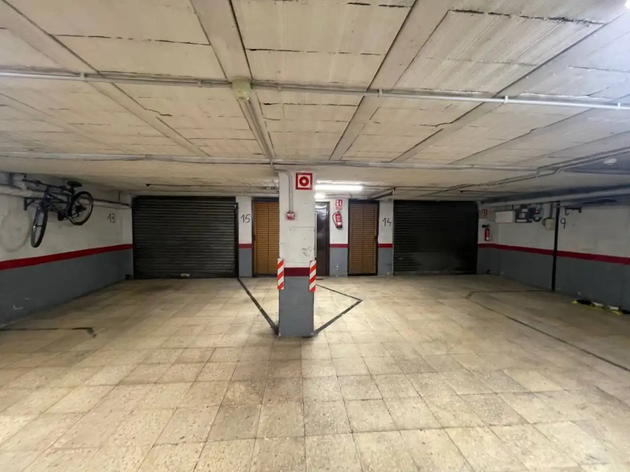 Parkplatz von Garage zum Verkauf in Vic