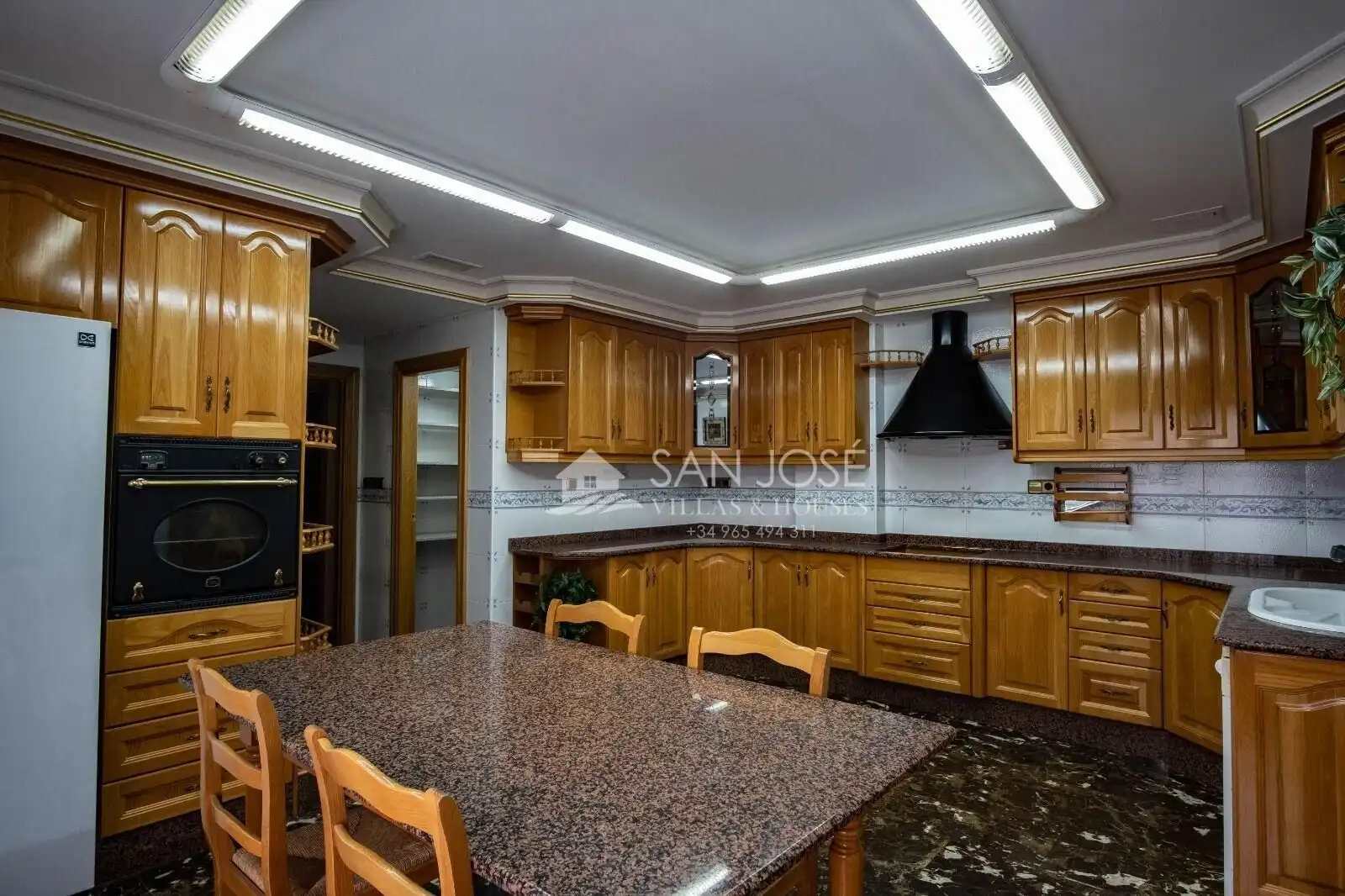Cuina de Casa o xalet en venda en Novelda amb Calefacció, Terrassa i Traster