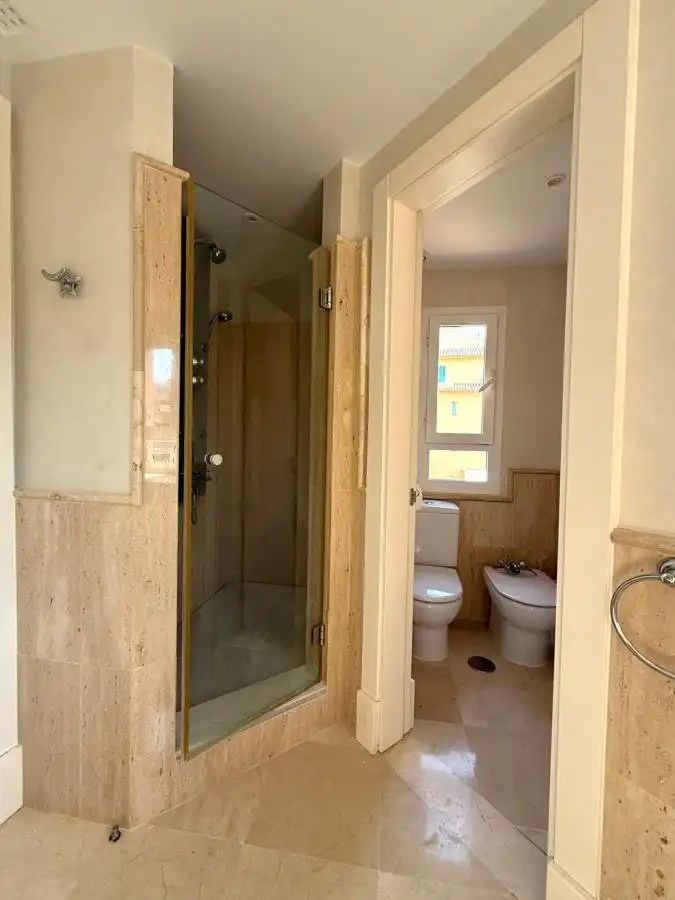 Bathroom of Apartments for rent in Sotogrande  with Air Conditioner, Heating and Terrace
