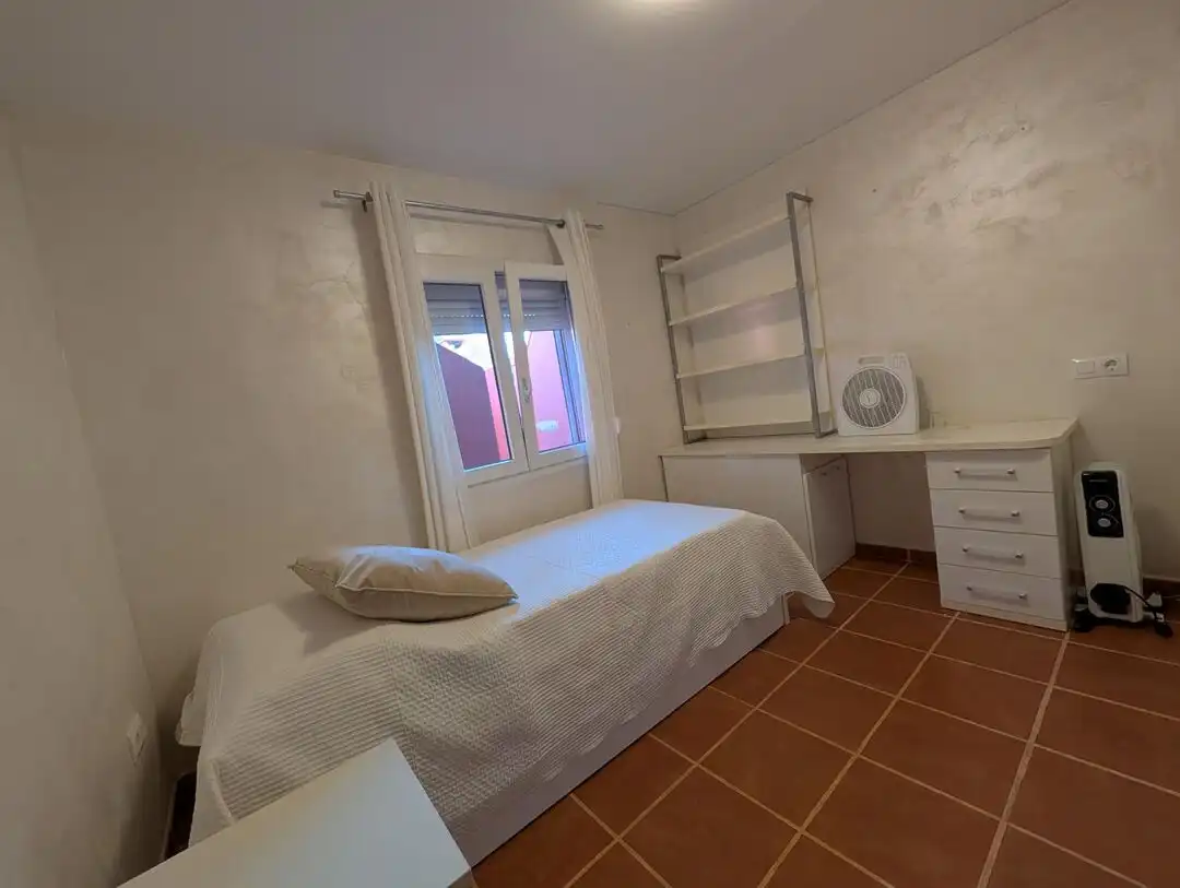 Habitación de Casa adosada de alquiler en La Línea de la Concepción con Aire acondicionado, Calefacción y Jardín privado