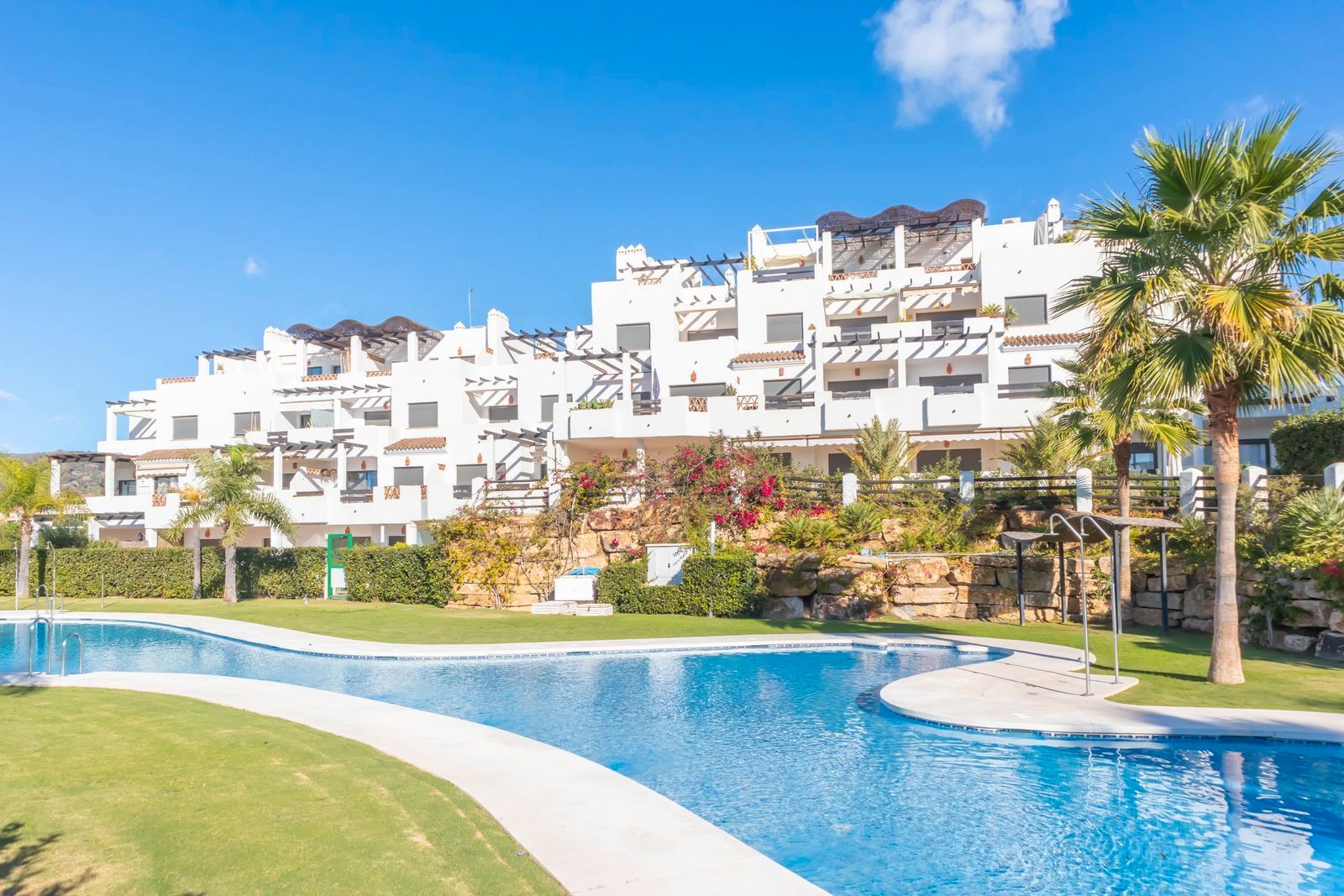 Vista exterior de Àtic en venda en Estepona amb Aire condicionat, Terrassa i Moblat