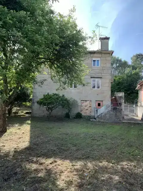 Vista exterior de Casa o xalet en venda en Pontevedra Capital  amb Calefacció, Jardí privat i Traster