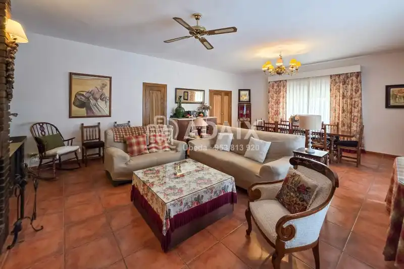 Sala de estar de Finca rústica en venta en Úbeda con Terraza, Trastero y Balcón