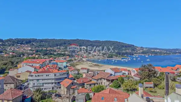 Vista exterior de Casa adosada en venta en Cangas  con Calefacción, Jardín privado y Trastero