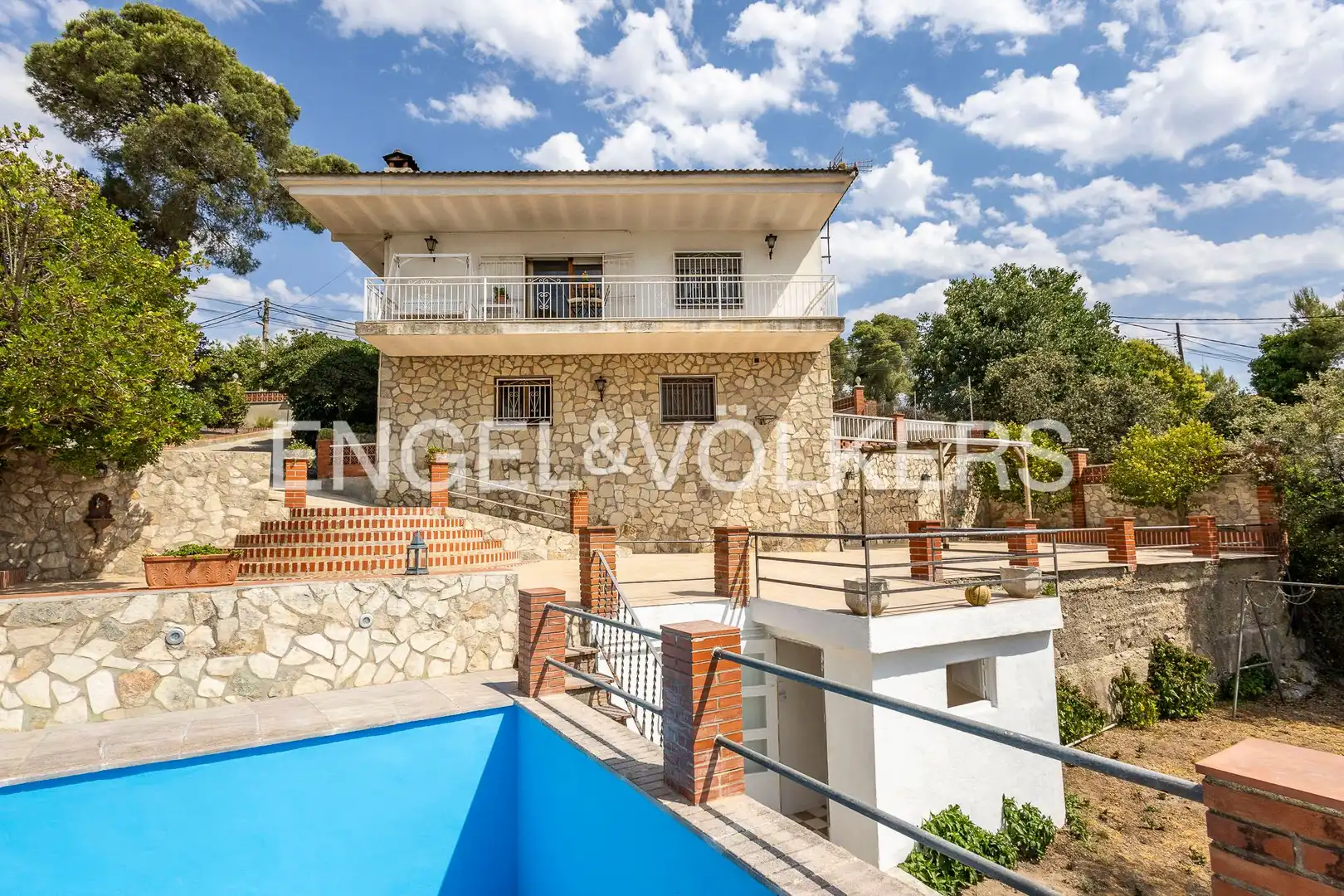 Vista exterior de Casa o xalet en venda en Mediona amb Calefacció, Jardí privat i Piscina