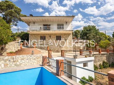 House with balcony for sale in Carrer 23