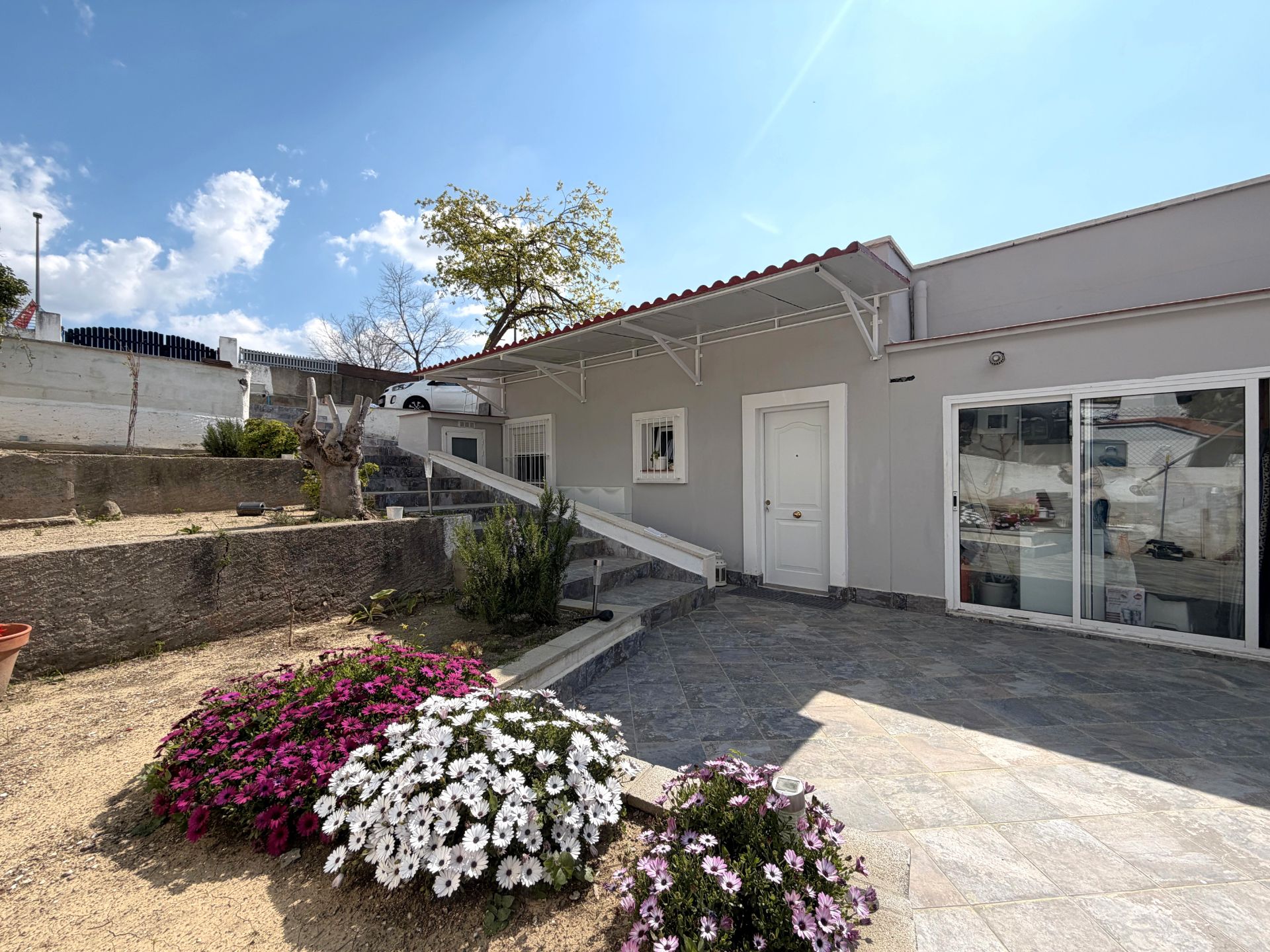 Vista exterior de Casa o xalet en venda en Rubí amb Calefacció, Terrassa i Traster