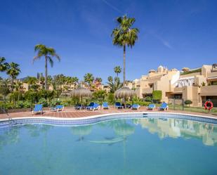 Vista exterior de Dúplex en venda en Estepona amb Aire condicionat i Terrassa