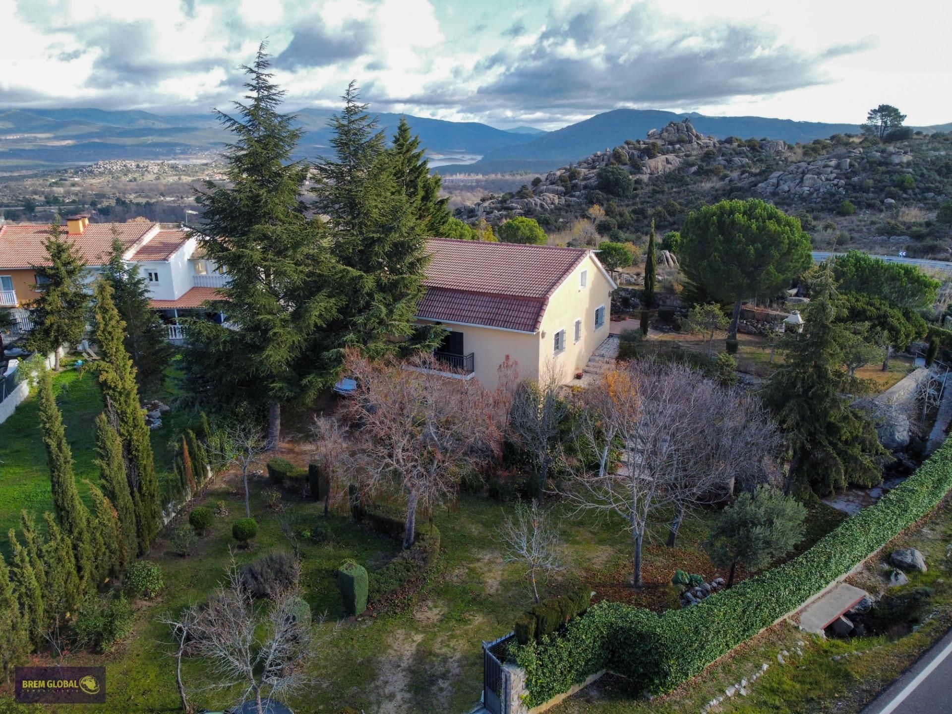 Vista exterior de Casa o xalet en venda en El Berrueco amb Calefacció, Terrassa i Traster