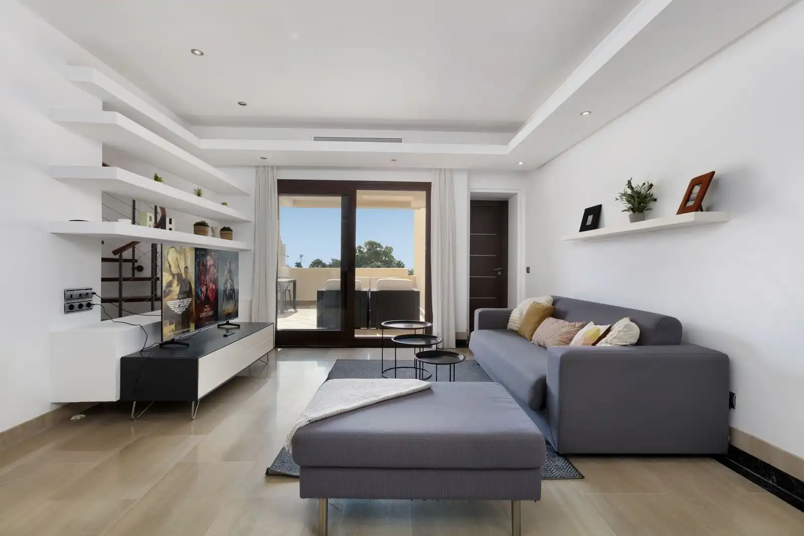 Sala d'estar de Dúplex en venda en Estepona amb Aire condicionat, Terrassa i Traster