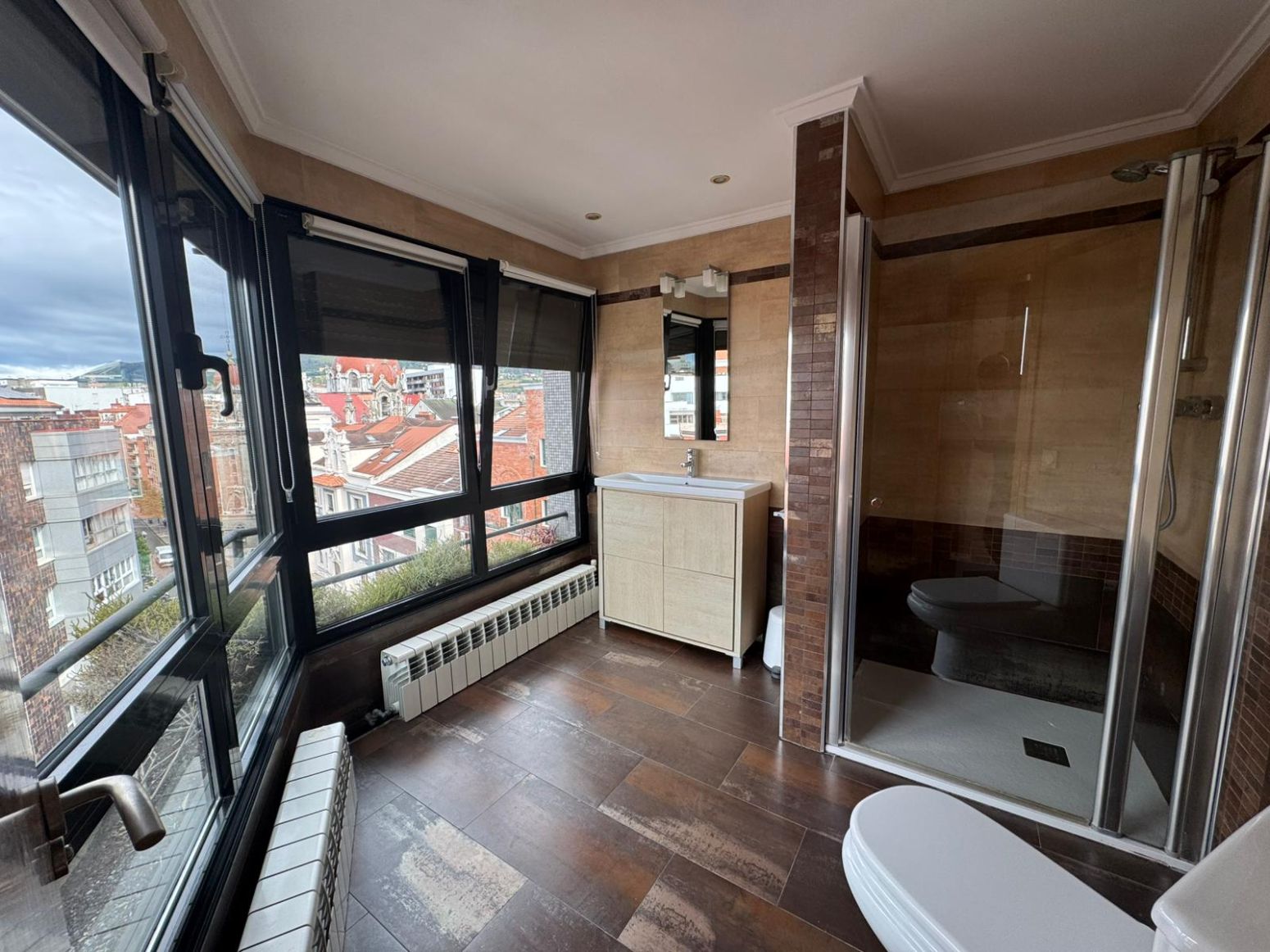 Bany de Pis en venda en Oviedo  amb Calefacció