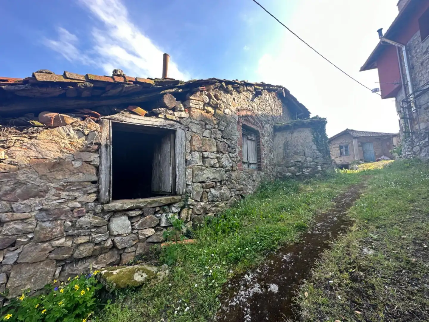 Vista exterior de Casa o xalet en venda en Salas amb Jardí privat
