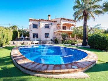 Villa con piscina in vendita a La Fustera