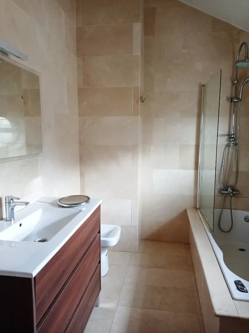 Badezimmer von Maisonette zum Verkauf in Pontevedra Capital  mit Heizung, Parkett und Terrasse