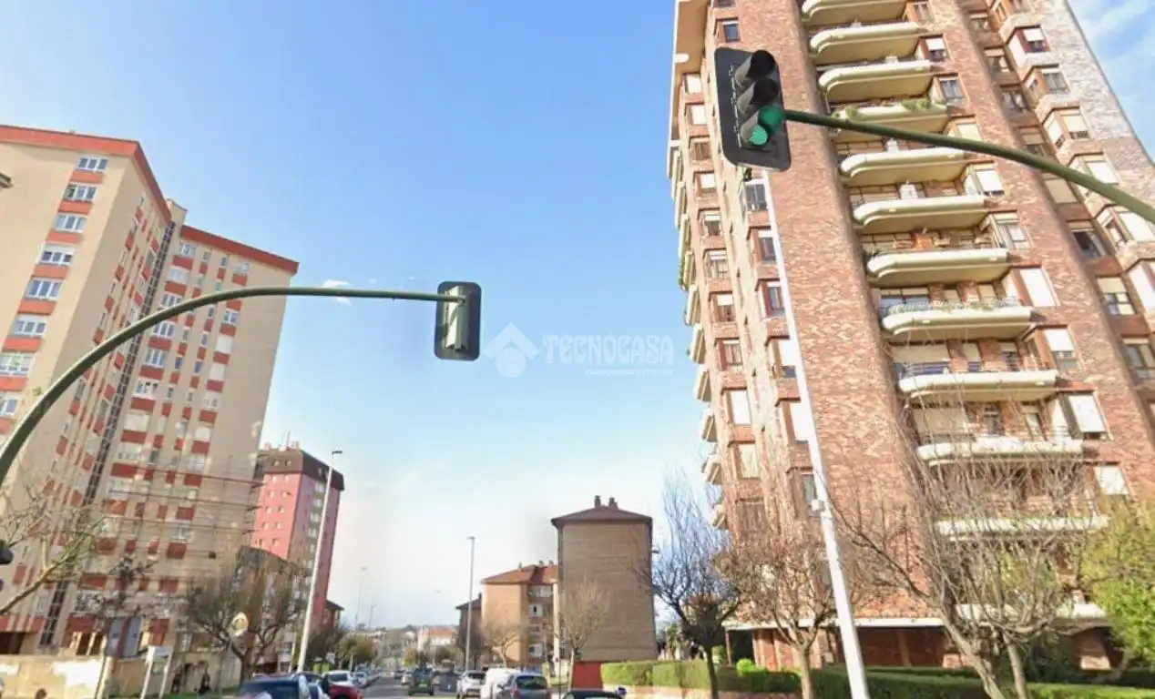 Außenansicht von Garage zum Verkauf in Santander