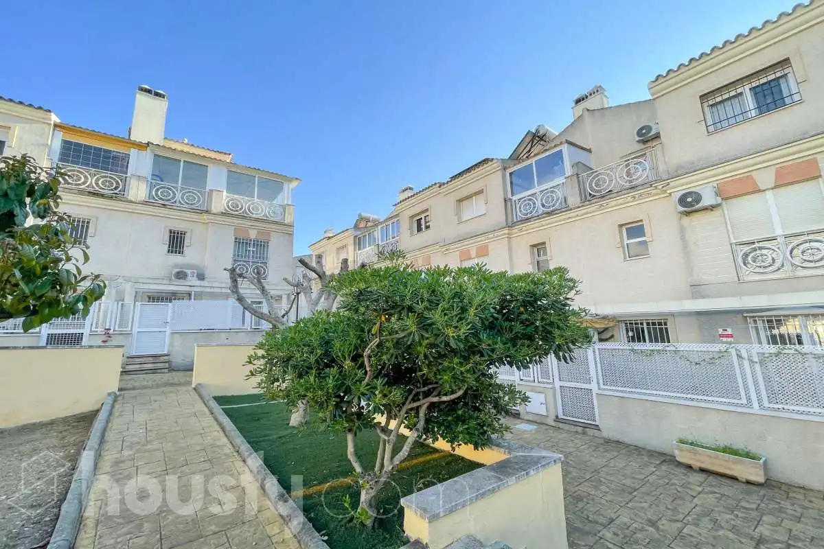 Vista exterior de Casa o xalet en venda en Bormujos amb Aire condicionat, Jardí privat i Terrassa