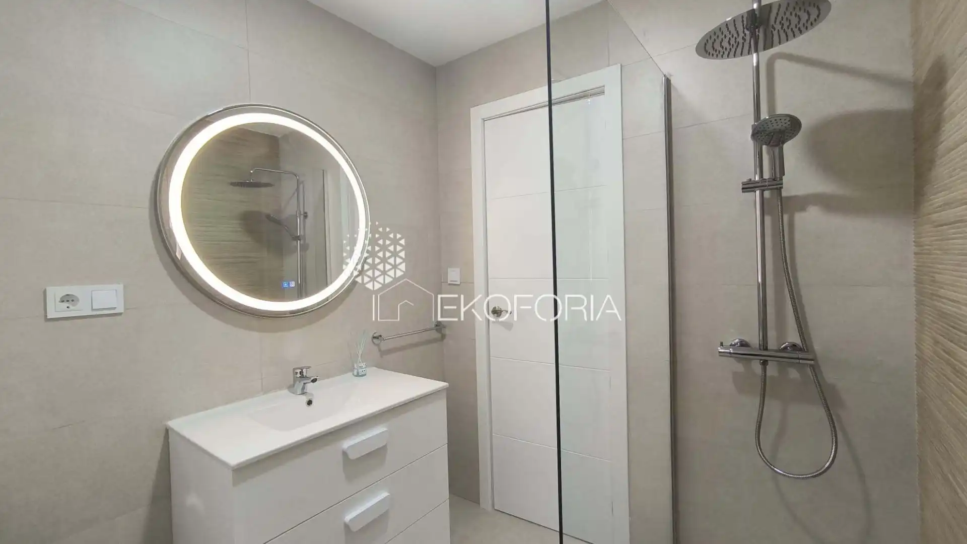 Baño de Piso en venta en Paterna con Aire acondicionado, Calefacción y Terraza