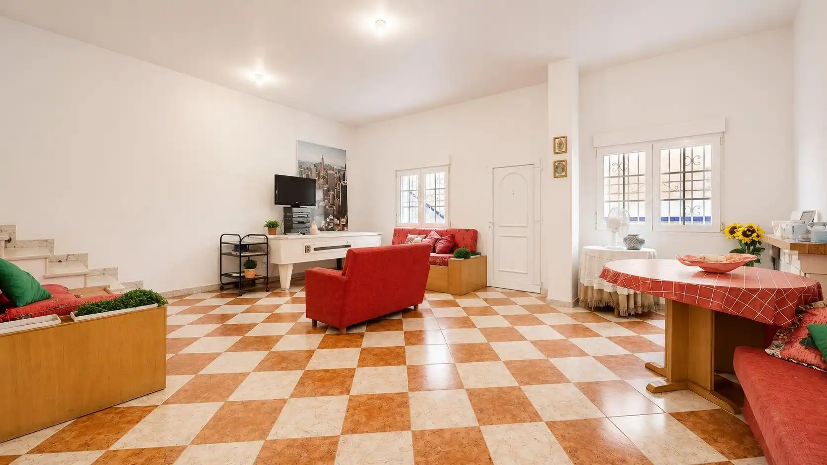 Sala d'estar de Casa adosada en venda en Almería amb Aire condicionat, Terrassa i Balcó