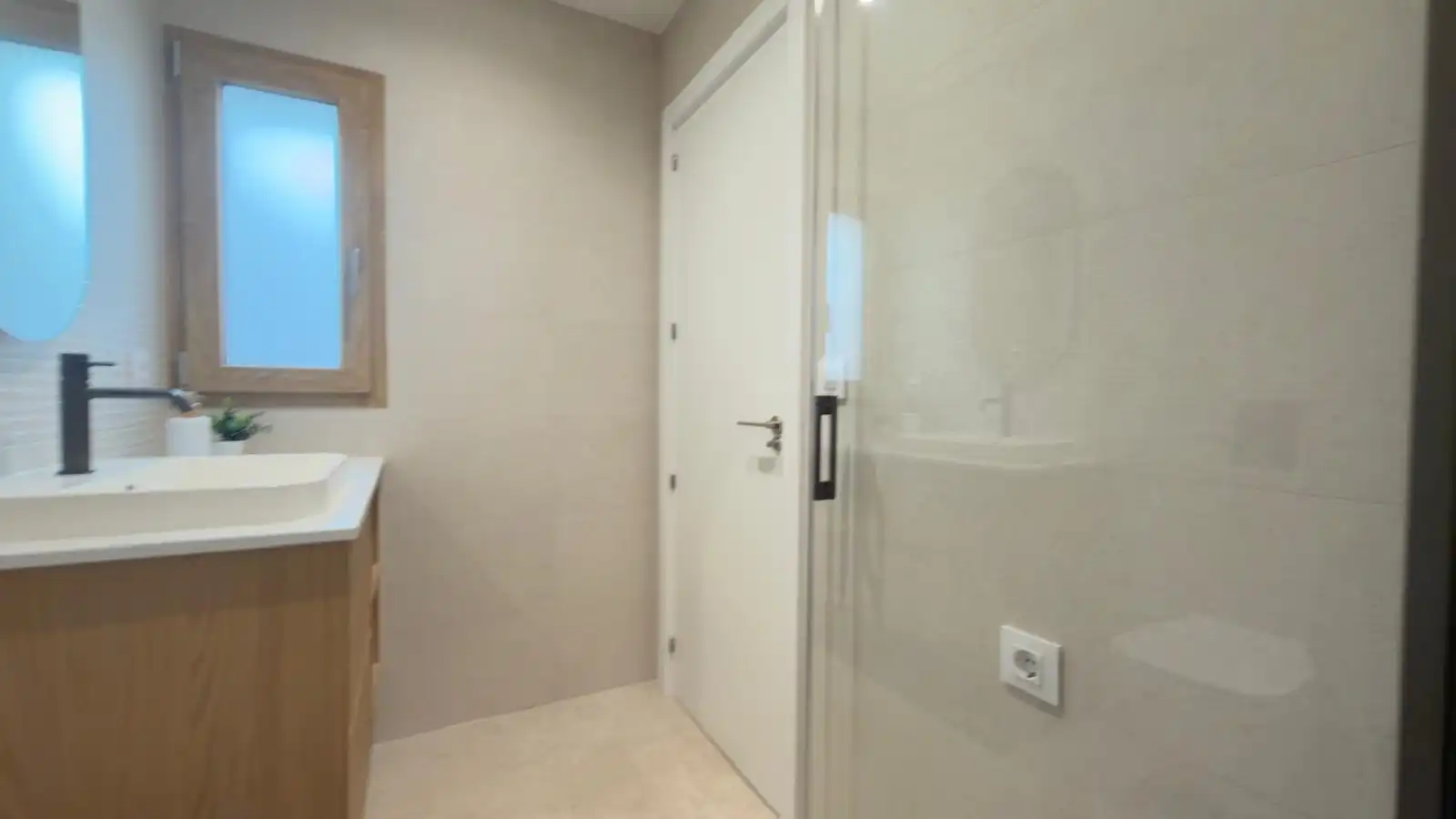 Bathroom of Houses for sale in Alaquàs  with Air Conditioner, Terrace and Furnished