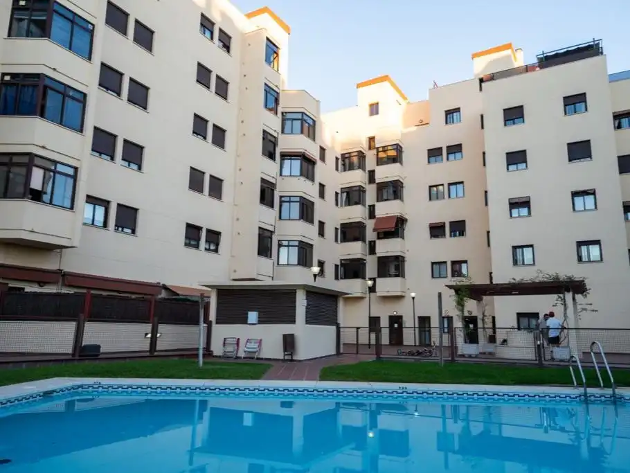 Pis amb piscina de lloguer a C/ Escritora Dulcenombre Chacón 1