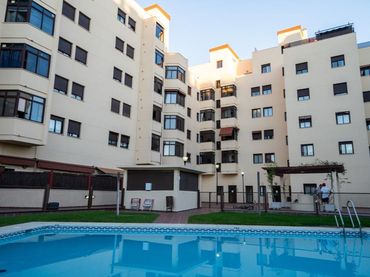 Pis amb piscina de lloguer a C/ Escritora Dulcenombre Chacón 1