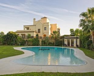 Piscina de Casa adosada en venda en Sotogrande amb Aire condicionat, Calefacció i Terrassa