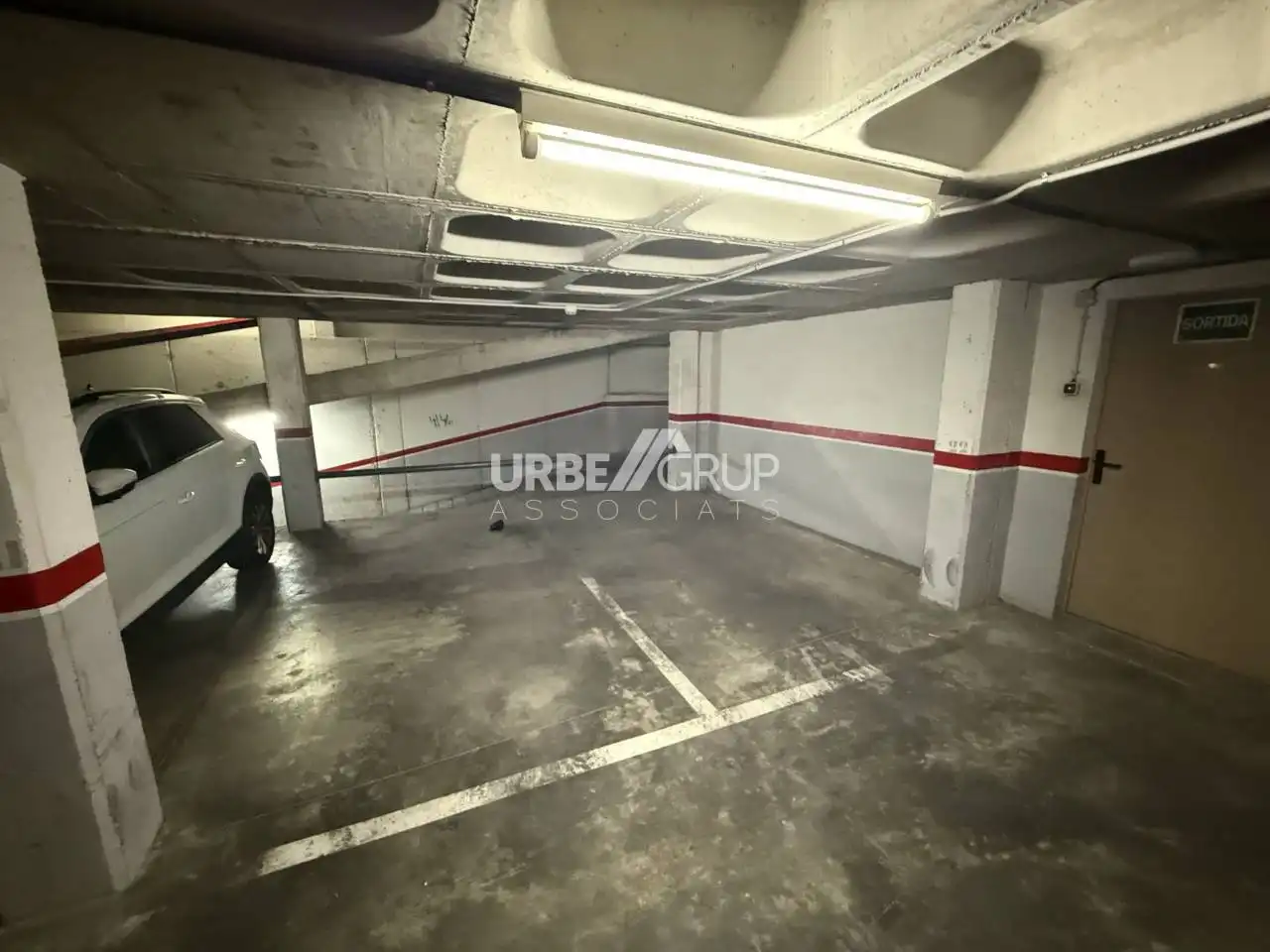 Parkplatz von Garage zur Miete in Nord-oest