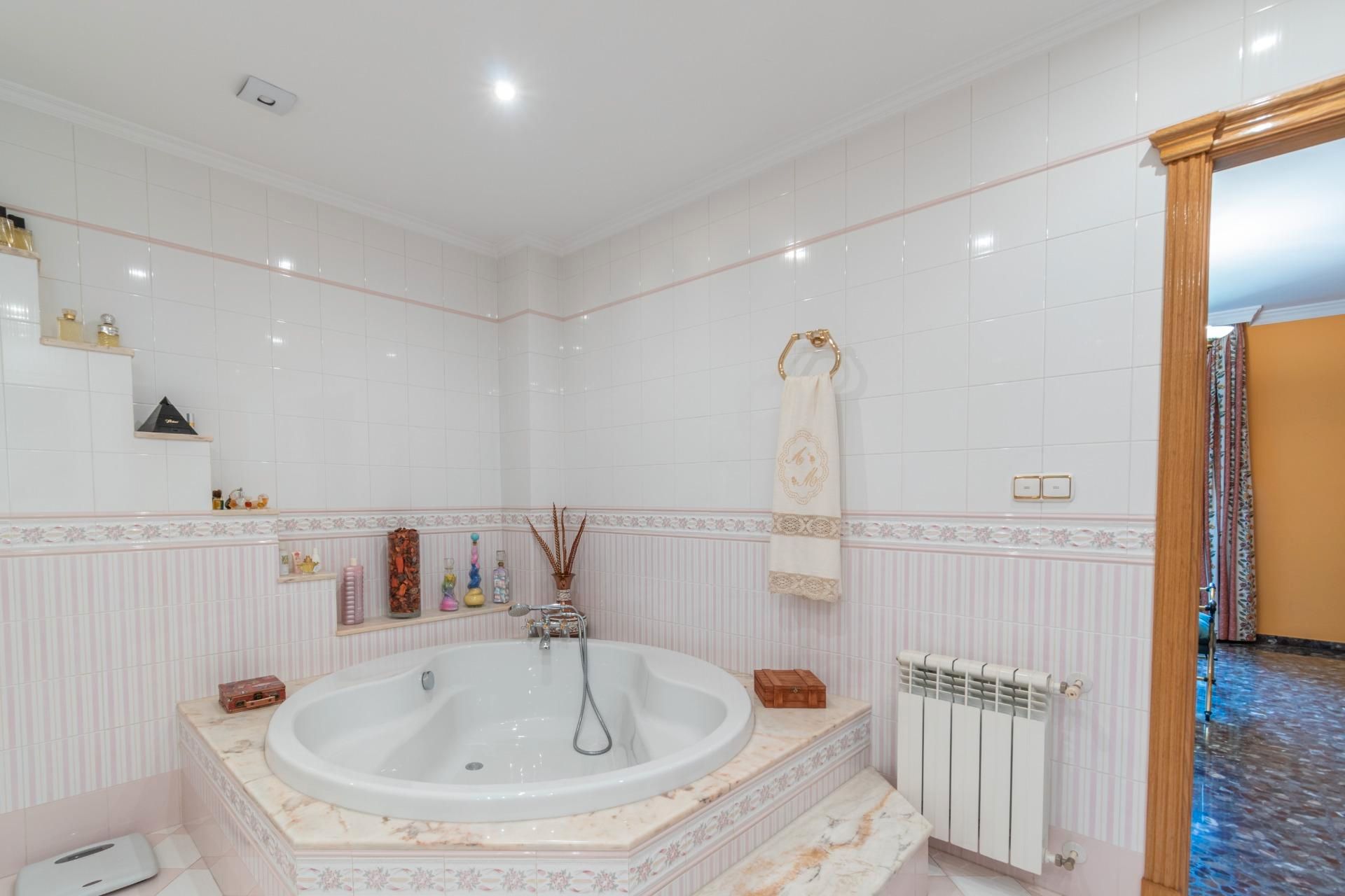 Bathroom of House or chalet for sale in  Granada Capital  with Air Conditioner, Heating and Private garden
