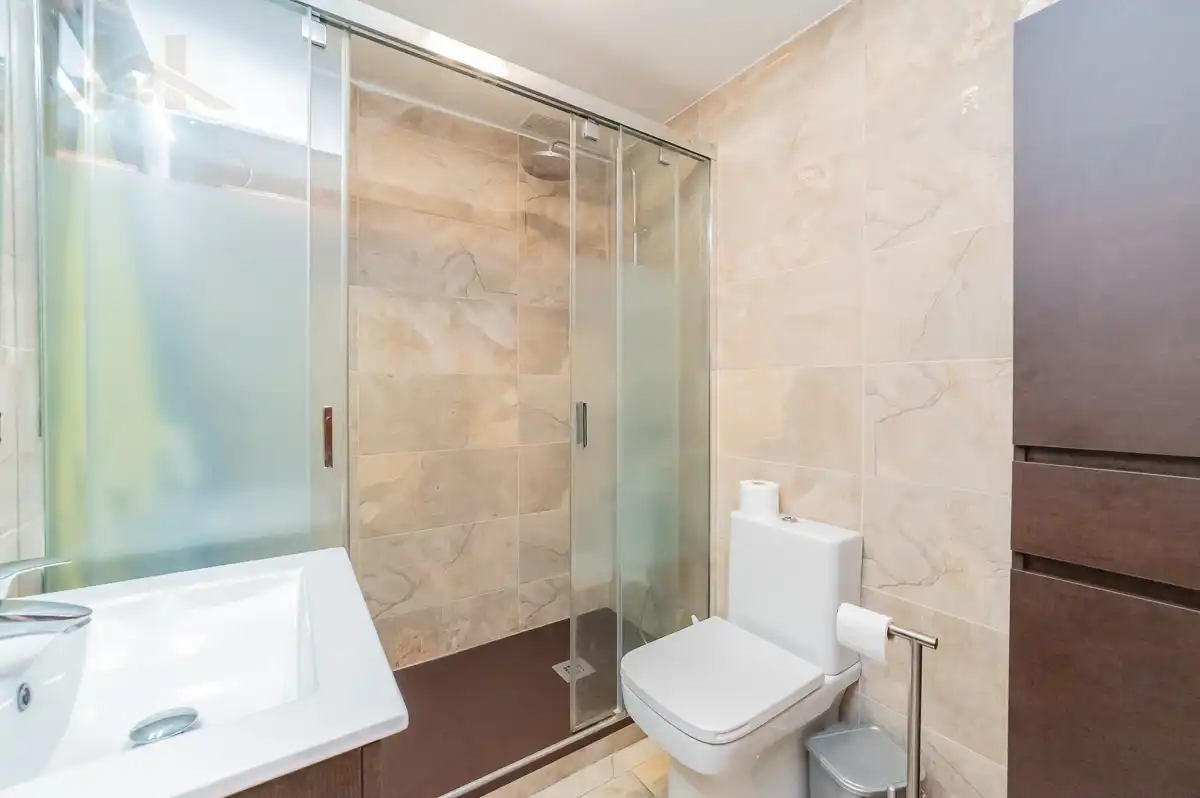 Baño de Casa adosada en venta en Pozuelo de Alarcón con Aire acondicionado, Calefacción y Terraza