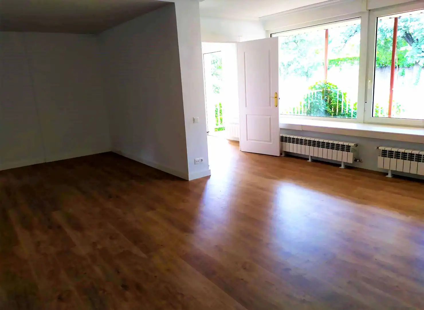 Sala d'estar de Casa adosada de lloguer en La Moraleja amb Calefacció, Jardí privat i Terrassa