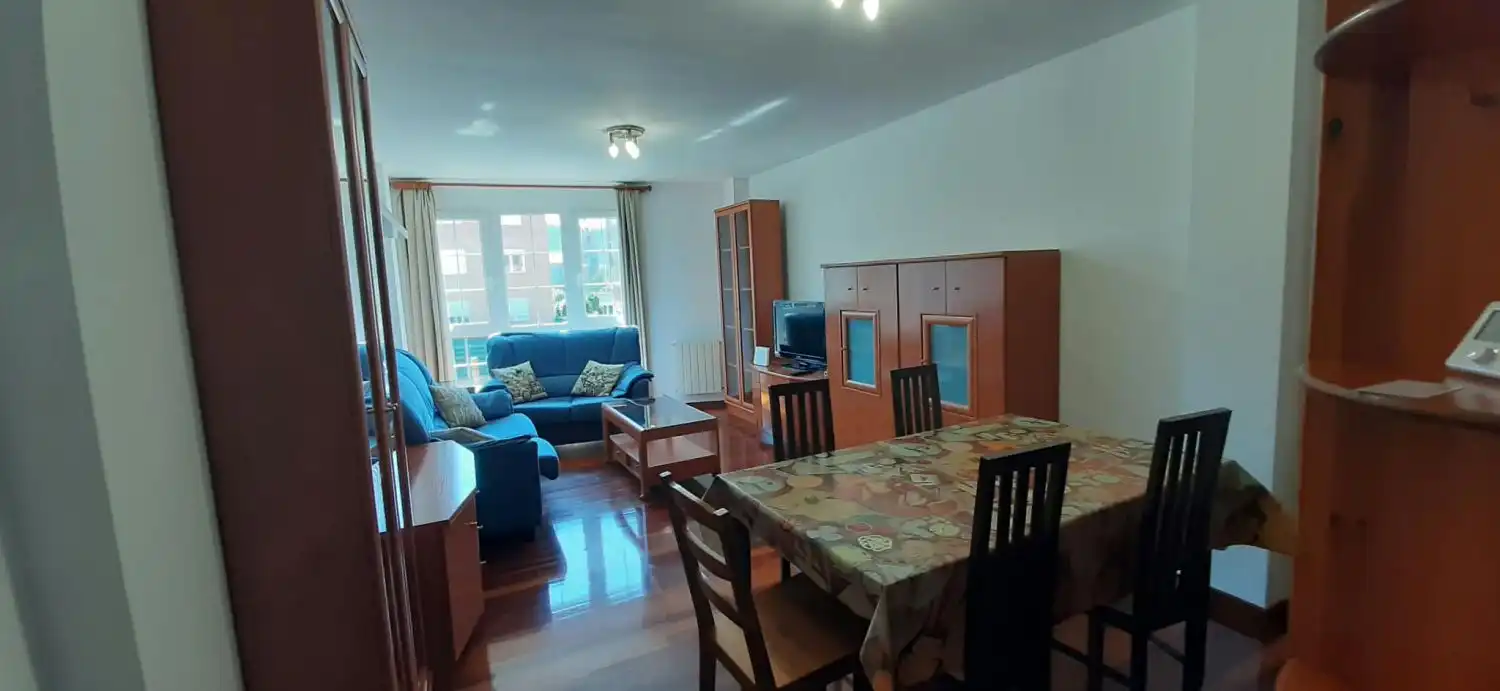 Sala d'estar de Pis en venda en Bárcena de Cicero amb Calefacció, Traster i Moblat