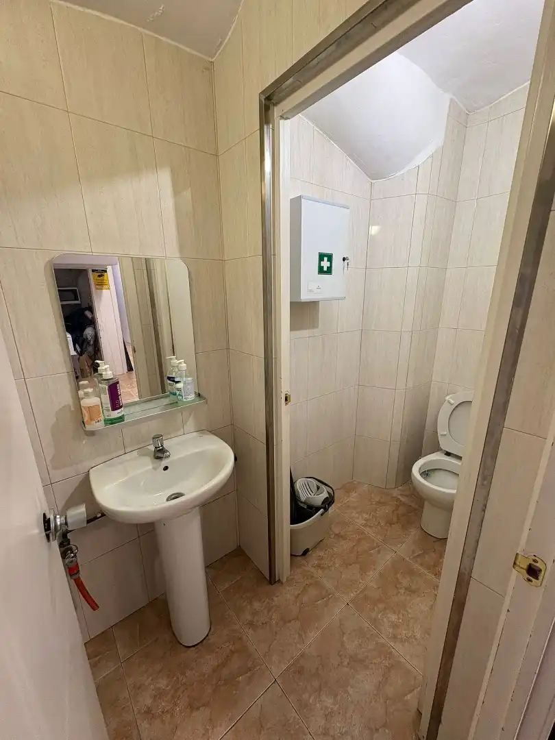 Baño de Local de alquiler en Girona con Aire acondicionado y Calefacción
