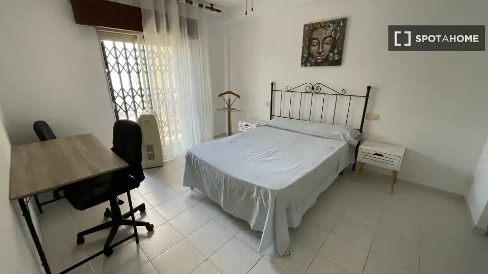 Bedroom of Flat for share in Ciudad Jardín - Tagarete - El Zapillo