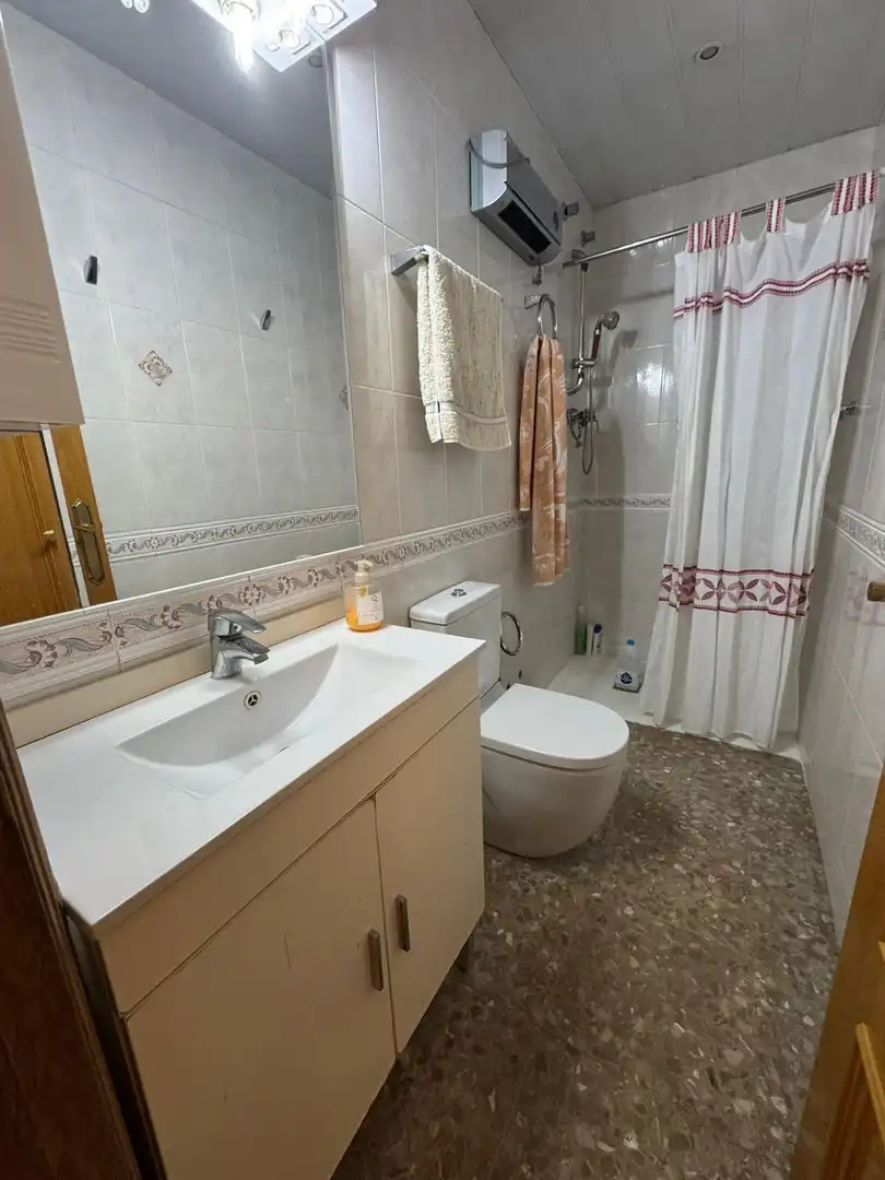 Badezimmer von Haus oder Chalet zum Verkauf in Cornellà de Llobregat mit Heizung, Privatgarten und Terrasse