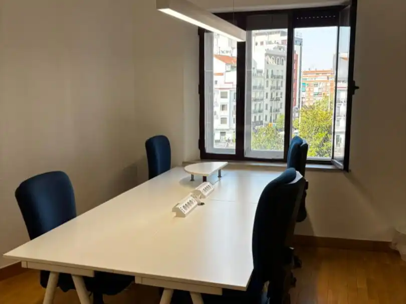 Büro zur Miete in Madrid mit Klimaanlage, Heizung und Möbliert