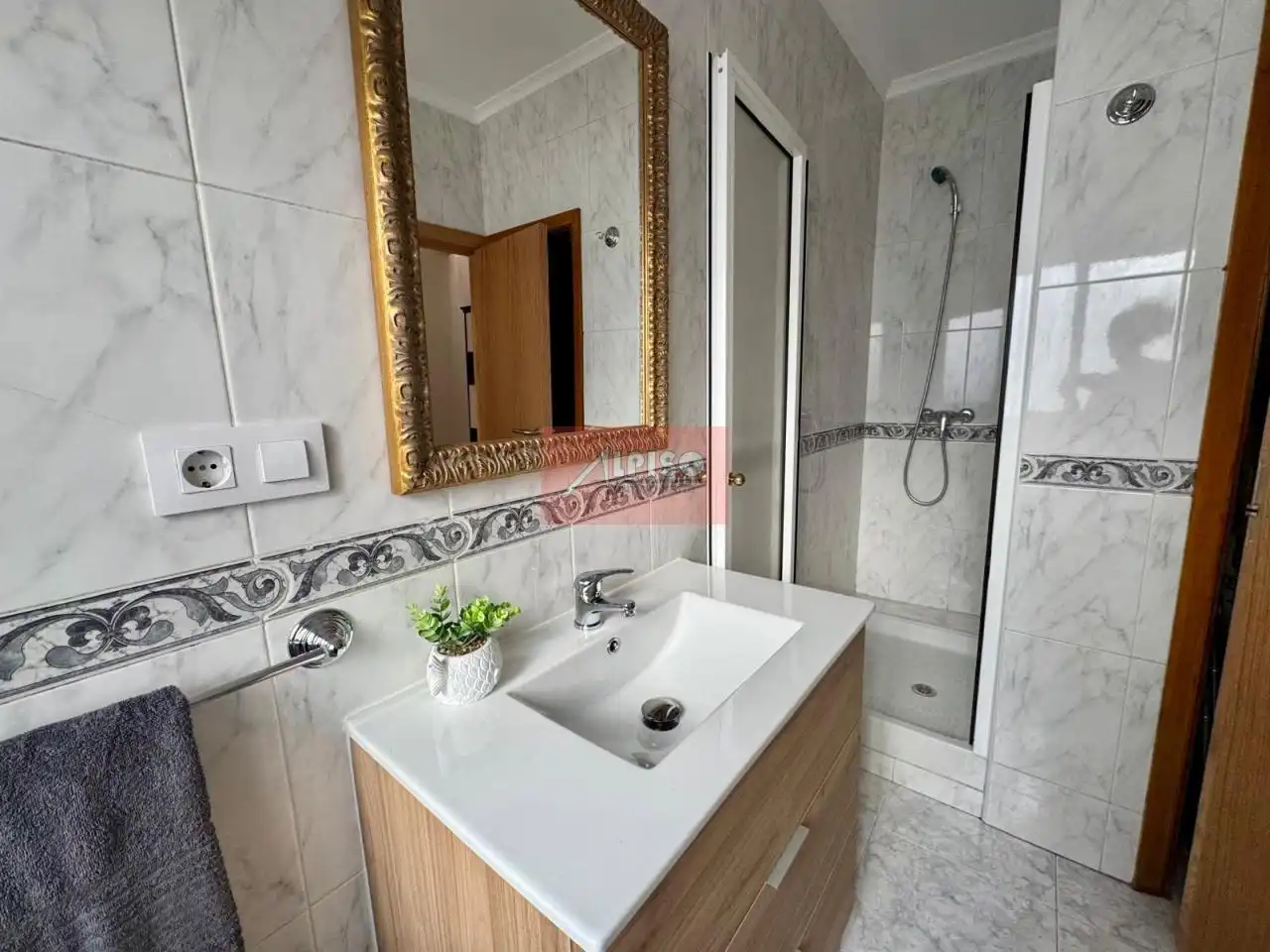 Bany de Apartament de lloguer en Ourense Capital  amb Calefacció i Moblat