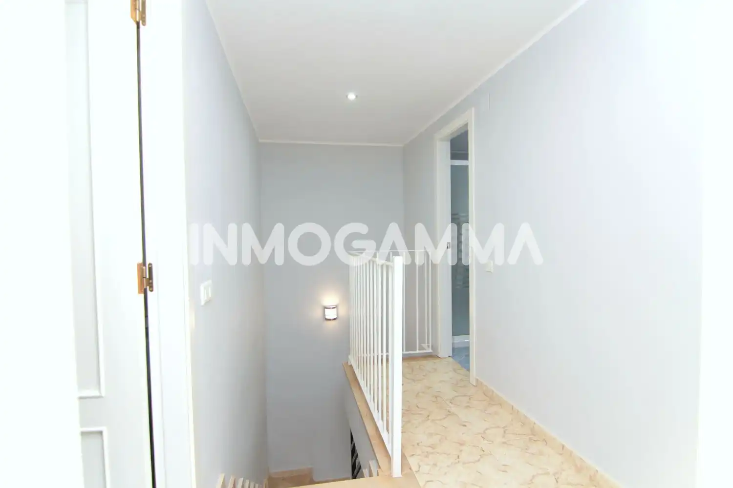 Maisonette zum Verkauf in Cullera mit Klimaanlage, Abstellraum und Balkon