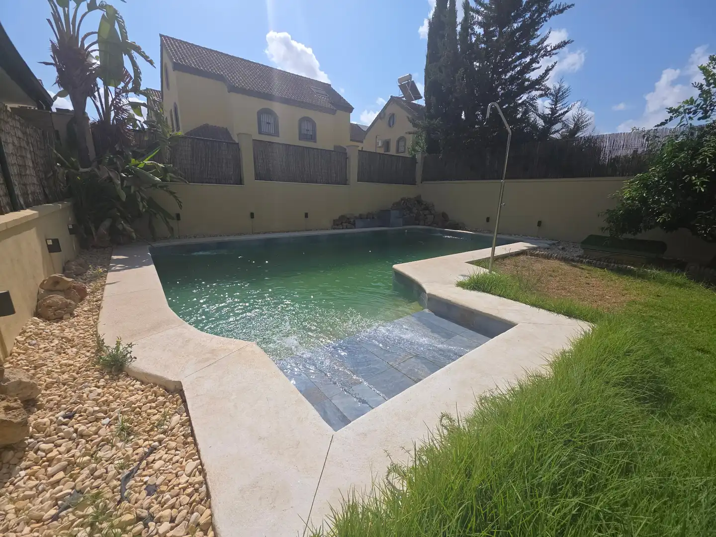 Piscina de Casa adosada en venta en Montequinto con Aire acondicionado, Calefacción y Jardín privado
