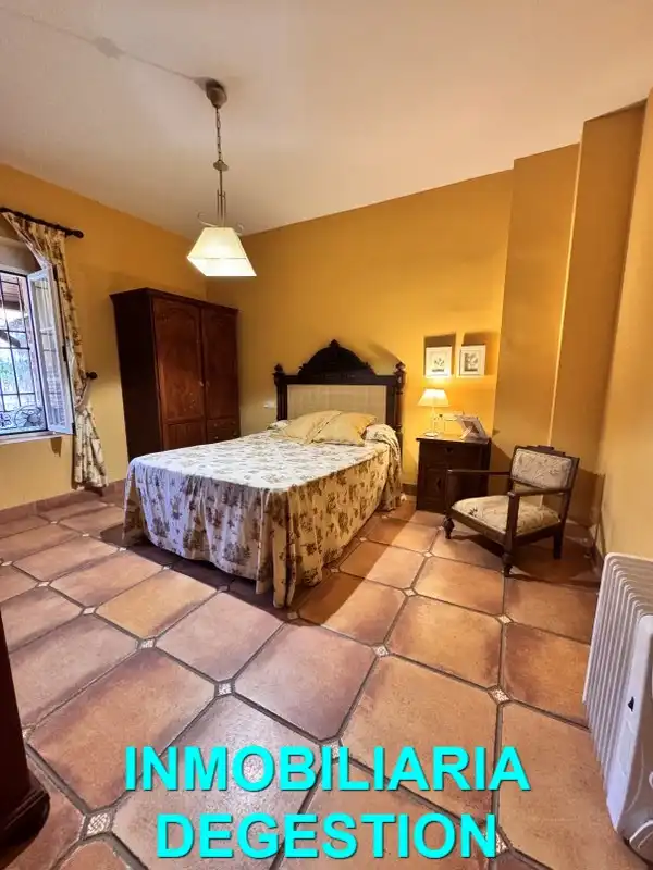 Dormitori de Casa adosada en venda en Linares amb Aire condicionat, Calefacció i Jardí privat