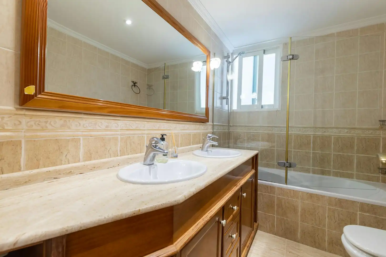 Bathroom of Flat for share in Valencia  with Washing machine